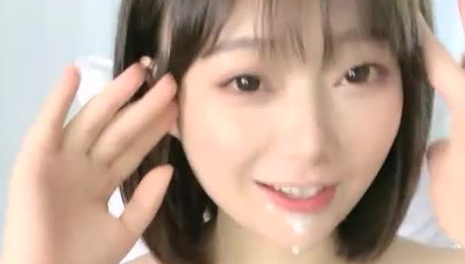 短发长相清纯萌妹诱人身材小尺度诱惑，酸奶抹奶隔着内裤自摸表情诱人