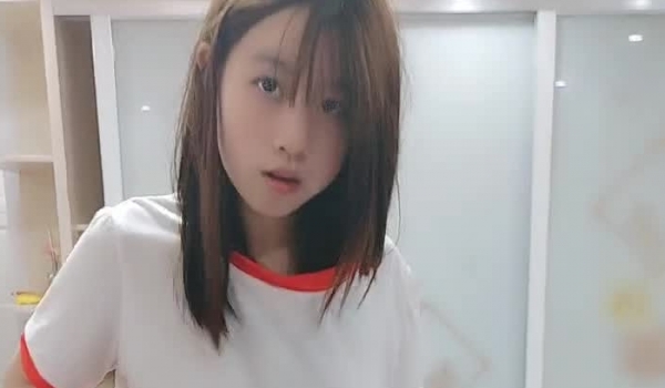 如此清纯可爱又性感的妹子在床上让小哥各种玩弄展示，全程露脸黑丝诱惑舔弄大鸡巴，让小哥吃奶玩逼看特
