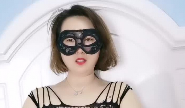 两个黑丝骚货轮流享受大哥的鸡巴抽插，激情上位骚逼舔鸡巴草逼流出的淫水，让大哥后入爆菊花坐插倒膜冒