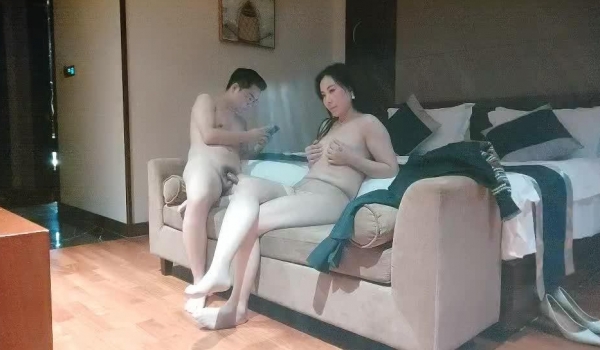某知名探花大主播徒弟，【某先生探花】，真实约兼职小少妇，试播第二场，沙发啪啪调情后入，娇喘呻吟精