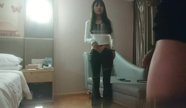利哥探花 街边野鸡不讲卫生 少妇被操完提了裤子穿衣就走也不洗逼