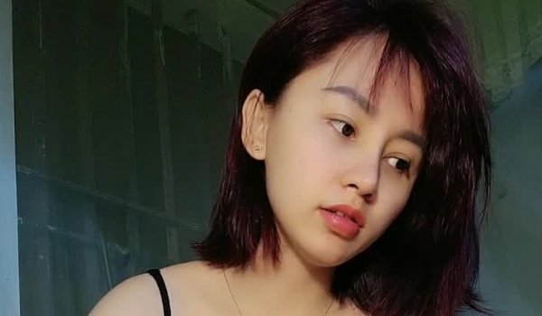 奶子很圆润的小少妇露脸深夜和新交的男友激情啪啪，全程露脸吃奶玩逼无套抽插，激情上位后入看她骚浪的表情