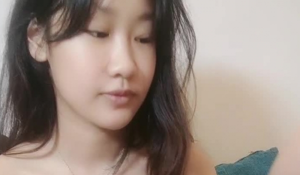 刚洗完澡的姑娘，全程露脸跟小哥激情啪啪，跪着口交大鸡巴深喉，让小哥各种体位爆草抽插，道具玩弄浴室