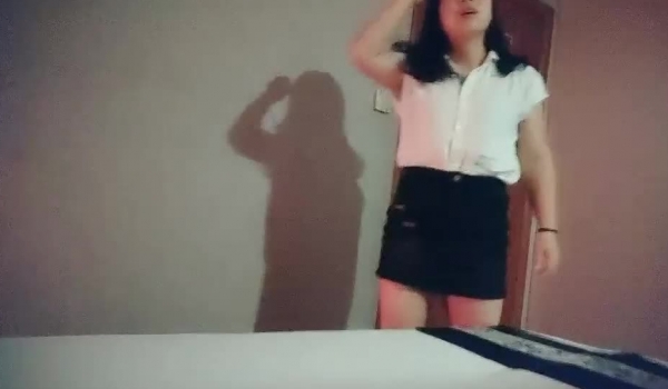 一代炮王疯狂的做爱机器【山鸡岁月】逍遥快活的一天 一堆堆的妹子 小少妇骚货很会玩 捡到宝了！