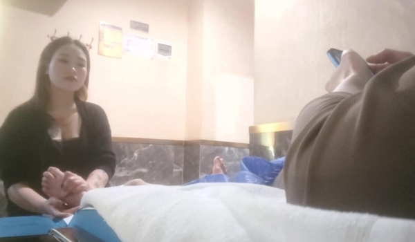 【寻找遗失的青春】足浴勾搭大神，漂亮小少妇只要加钱就可以玩，暧昧氛围激情四射