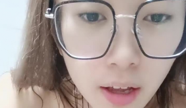 【双胞胎姐妹花浴室诱惑】长相清纯带着眼镜，浴室脱光光湿身诱惑，贫乳小奶子，翘起美臀拍打，坐马桶上掰穴特写