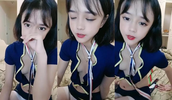18清纯甜美萝莉萌妹制服白丝诱惑，解开衣服揉捏贫乳，掰穴特写揉搓，非常粉嫩毛毛浓密，浴室洗澡湿身诱惑