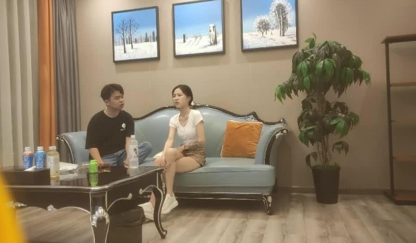 【我有一台拖拉机】，顶级高端外围场，苗条00后女神，清纯初恋脸，小仙女在仙丹加持下到达高潮