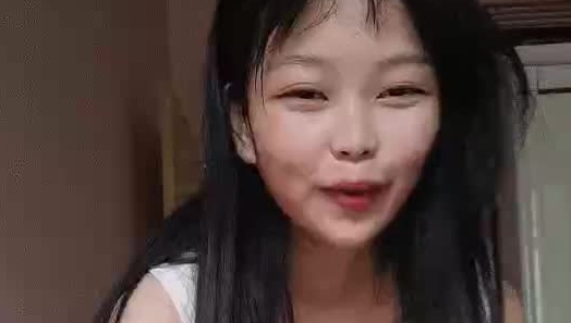 00年少女露脸年纪轻轻就这么骚，还很有才艺激情热舞，揉奶子又自慰骚逼还有洗澡秀，学生装