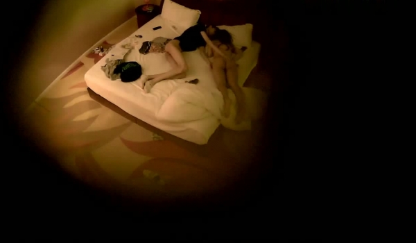 6月商务宾馆方床房无论白天晚上几乎天天都有打炮的数对男女床上翻云覆雨姿势多变大声呻吟激情四射