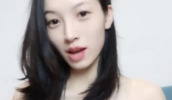 长相甜美极品气质牙套妹和闺蜜女同诱惑，来大姨妈逼逼塞着棉棒，闺蜜毛毛超级浓密，互舔逼逼跳蛋震动摸