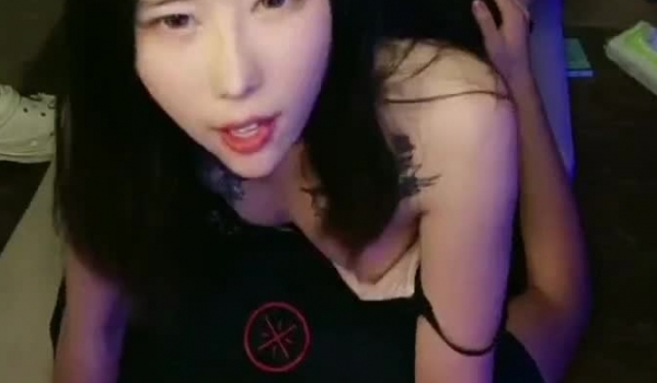 “快点，快操我啊~屄屄都被你操大了”高颜值纹身小少妇主播和粉丝在小区院子里偷情，户外激情狂操