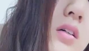 新来的美女主播萌萌小耳朵，露脸闷骚的女人，每一个动作都充满诱惑，揉奶子抠骚逼，听呻吟都想射
