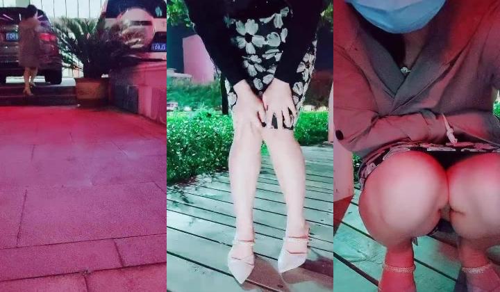 户外裸奔了，这骚逼玩的很刺激，马路边人来人往车流不断，逼里夹着大黑牛脱光了给狼友看，揉奶玩逼淫声