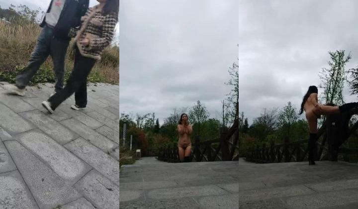 骚逼女主播公园户外露出，露天插穴，无视路人侧目，惊险刺激！！！