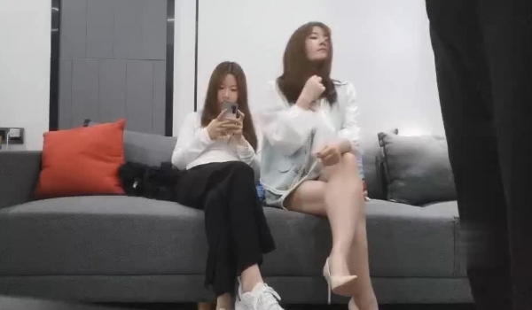 哥们心血来潮找俩鸡 来的是一对漂亮的少妇闺蜜 服务一般 好在不是经常接客 屄相对干净些
