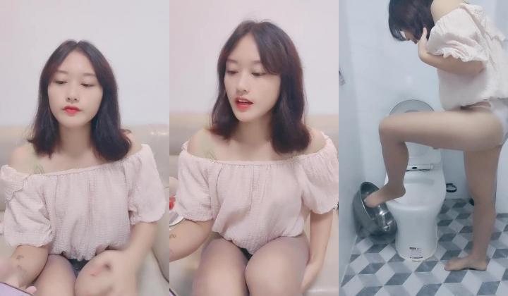 新来的清纯小妹露脸跟狼友发骚互动精彩小秀，刷礼物提要求，看奶子看逼逼掰开看特写，尿尿给狼友看不要