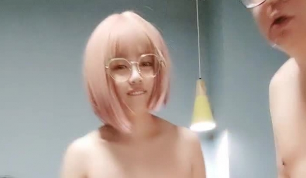 幸福眼镜哥，双飞大奶妹，左拥右抱一起舔屌，骑上来插骚逼，奶子直晃动，搞完双女假屌插穴