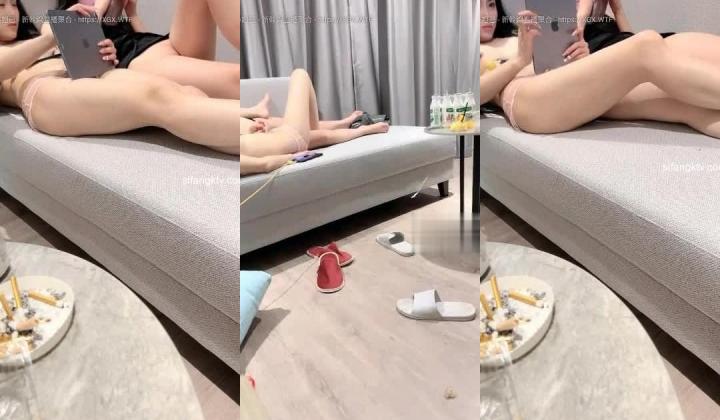 哪里找来如此极品的两个嫩妹子，颜值还很高，搞完双飞再叫来一个帅哥玩4p，轮流交叉着干，黑丝美腿那嫩妹长得很漂亮