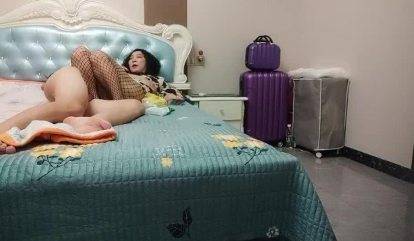 【探花小老弟】母子乱伦场 小伙大战美熟女 渔网情趣装 D罩杯大胸还要捂着 激情四射香艳刺激