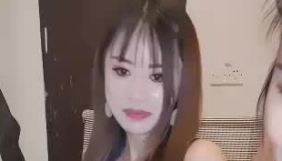 双女姐妹花露脸号称吉泽明步，黑丝高跟诱惑，床上激情表演一多，道具抽插还想让哥哥草玩个双飞