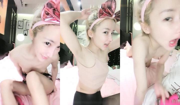 金发苗条骚女【奶油甜心】黑丝舔足自摸道具自慰，舔弄振动棒掰穴扣逼