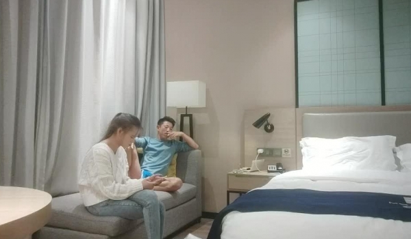 《91百里寻花》新晋探花福利场，牛仔裤马尾辫不错妹子，捏奶子69姿势口交，骑乘后人激情爆插