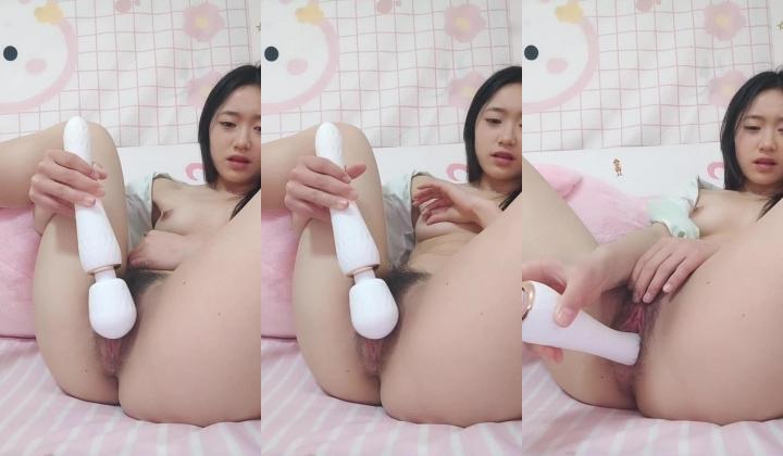 顶点--清纯校园女神，家中下海 ️：当一个女孩拿着肉棒自慰快要高潮的时候，妈妈突然推门进来，你什