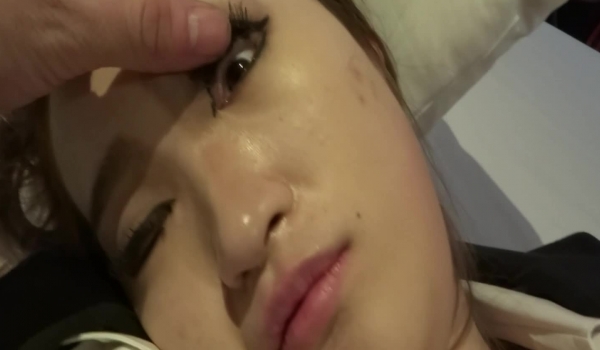 【真实MJ完整版】史上最强4p迷奸女公关精简版，3男讨论各种怎么玩法，各种拍照留念，被死鱼摆弄被