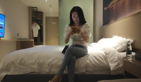 小马丶寻花深夜第二场牛仔裤长腿妹，洗完澡口交舔屌骑坐套弄，扶着屁股后入撞击，套子多操坏持续打桩