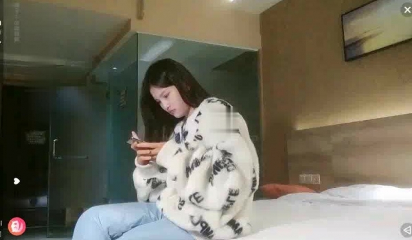 【全国探花】坐标成都，疫情期间1500一次约个漂亮大胸嫩妹，温柔态度好细皮嫩肉，女上位抽插干高潮