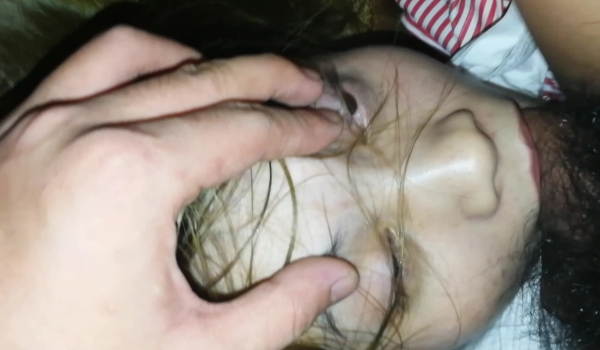 平时亲嘴都被嫌弃的高傲女友,被猥琐男下药后直接鸡巴塞嘴里搅拌，射精后又把避孕套也扔嘴里了