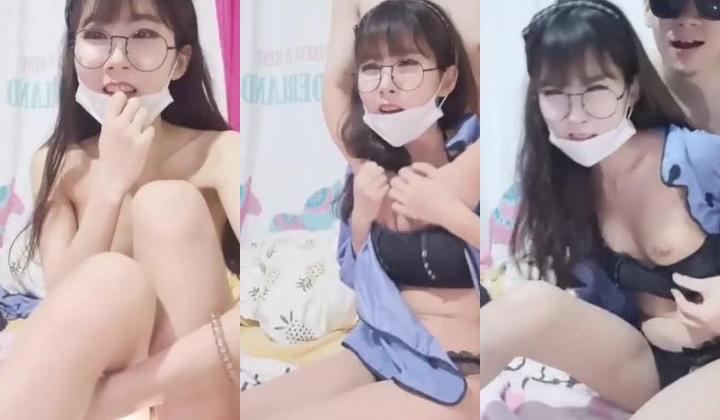 网红美女道具自慰男女喷 第二场，这个牛逼露脸，不知道是干出血还是来姨妈，爆操带血的骚逼痛并快乐着
