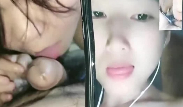约肏调教小母狗的时候给骚逼女炮友打电话，炮友一边聊天一边伸舌头舔一边自摸奶子自慰