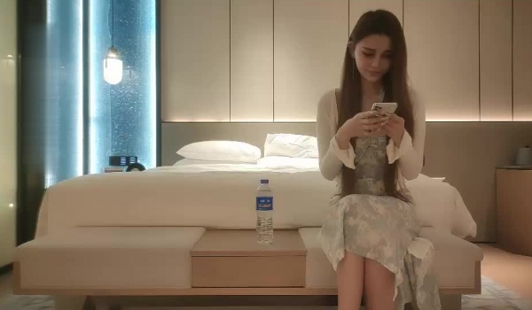 追梦人文轩转型走高端路线，看上去像混血1米73网红外围妹子，腰细胸大长腿极品身材，口硬抬起双腿猛