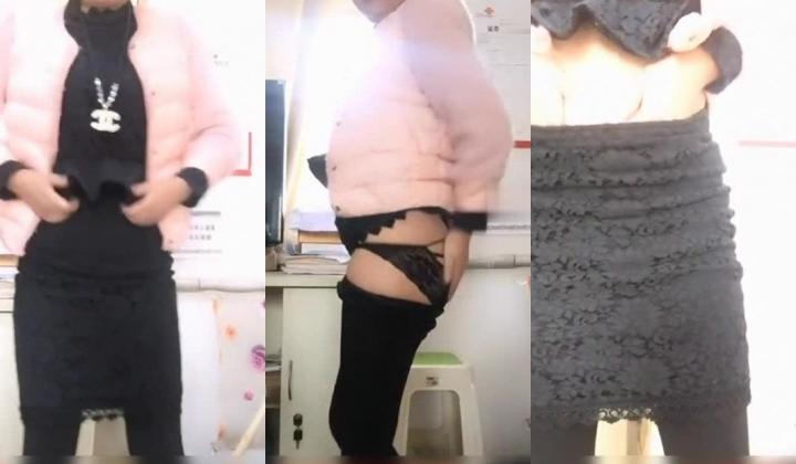 “快操我大逼快操我的骚逼”现在主播太屌了一边上班一边裸聊自慰出的淫水还给狼粉看一看对白淫荡