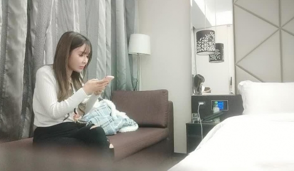 利哥探花 返场无套内射听话少妇被利哥内射无奈接受为了钱无所谓了