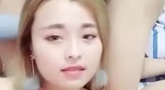 让人羡慕的小鲜肉双飞两个豪乳姐妹花一个舔一个草幸福死了妹妹长得很萌