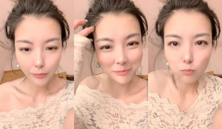 精致美少妇露脸打扮自己美美哒独自掰穴自慰，小情趣用品刺激外阴露出肥美肉芽
