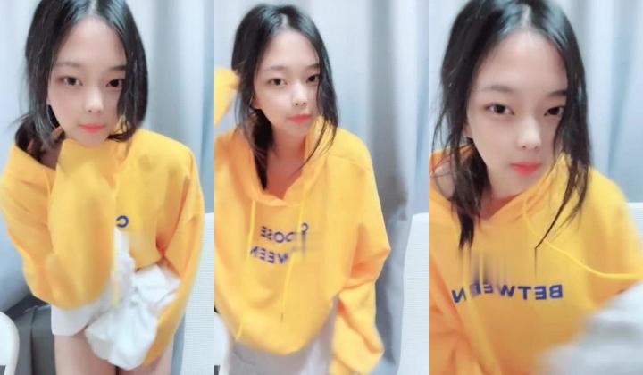 年轻嫩妹子一个人在家偷偷躲到卧室中露脸自慰三点全露，超级粉嫩鲜鲍鱼