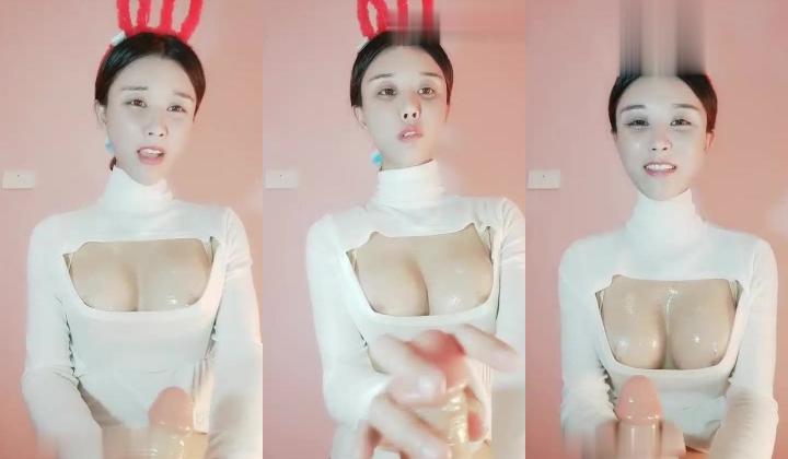泡泡没人爱性感苗条身材美少妇全身抹油自慰，露奶装翘起屁股假吊摩擦手指扣弄抽插