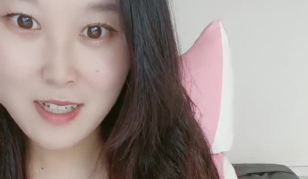 【99年肉臀小妹】高颜值小妹黑牛插逼淫水直流 窥阴器窥逼给狼友讲解生理构造