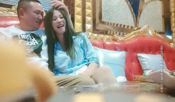 【渣男一号探花】KTV玩公主 歌声伴着酒精 大胸小姐姐一会儿被脱光 后入啪啪乳浪波动真刺激