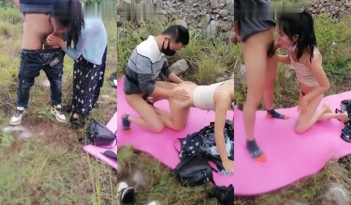 山间野炮大哥真厉害双飞两个少妇，看着很清纯的良家少妇站着给大哥口交，被大哥抬着腿爆草，两女轮流上