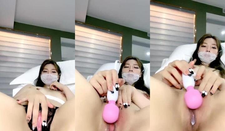 无毛白虎网红妹子情趣内裤道具自慰，掰开粉穴按摩器震动，不够爽假屌插入双管齐下，呻吟娇喘高潮流出白