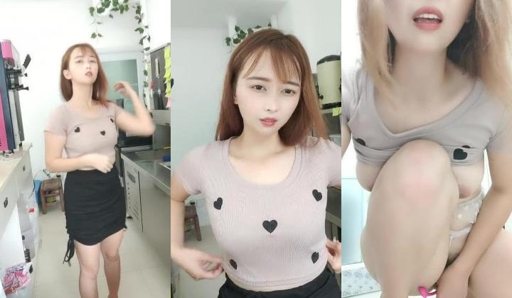 妩媚风骚露脸性感大奶子在家偷偷的陪狼友骚，高跟短裙性感大奶子淫声荡语互动撩骚，跳蛋在逼里抽插高潮