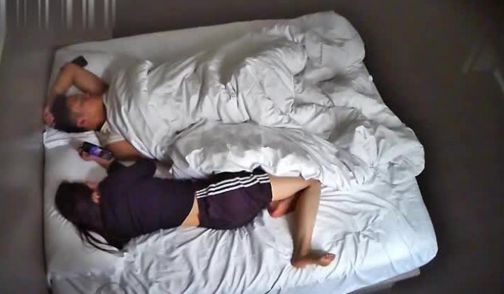酒店偷拍 牛仔裤大波妹和男友深夜幽会操逼的时候妹子不知为何哭了