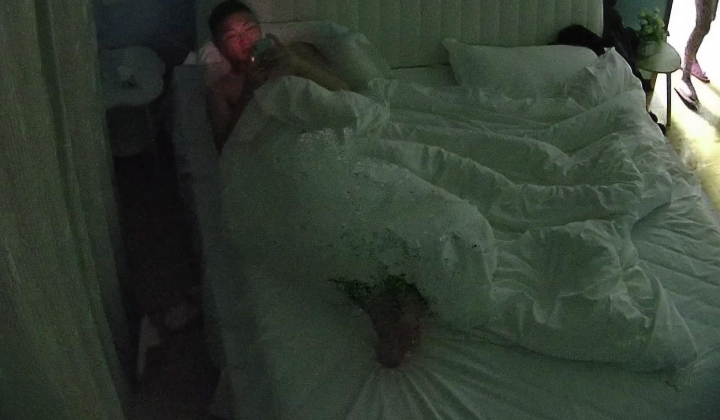 主题酒店 人菜瘾大 男人第一炮火速投降 冲个澡回来又让女的口硬了再来 还是战五渣