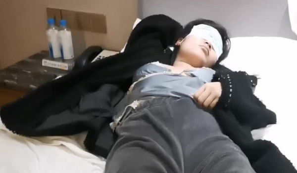 最新私房150RMB新品 广州虚伪表哥元旦婚礼借机迷玩00后醉酒黑丝表妹下面的毛毛刮得真干净