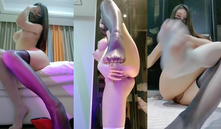 爆乳翘臀颜值女神！黑白丝袜顶级美腿！站立一字马掰穴，摆弄各种姿势，蜜桃美臀极度诱惑